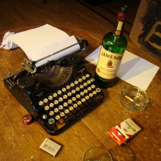 Логотип канала table_with_typewriter