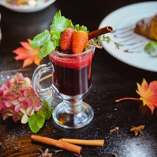 Логотип glintwinesklubnikoi